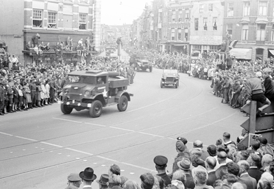 831602 Afbeelding van de Memorial D-Day Parade met militairen van de 3rd Canadian Infantry Division op de Neude te ...